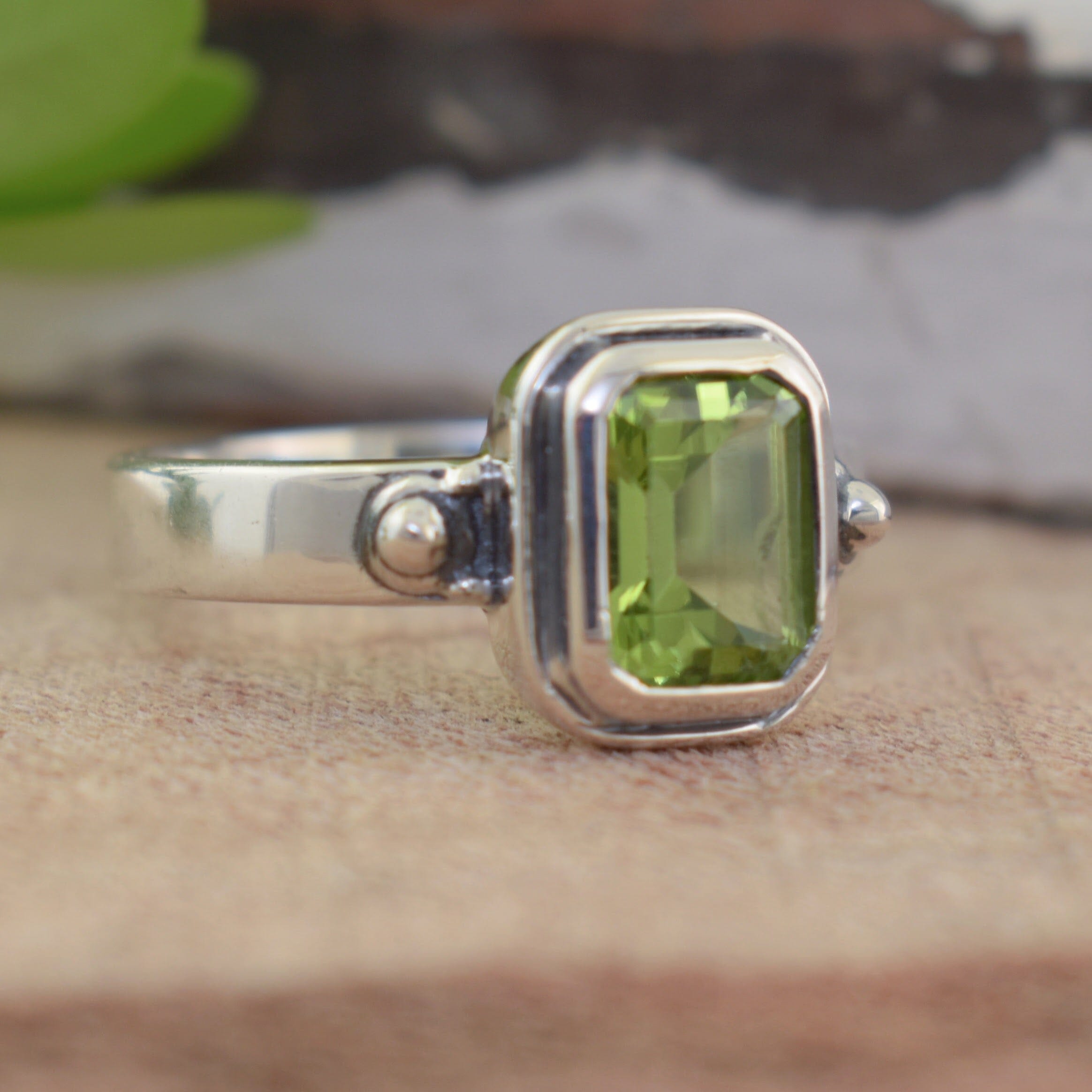 .925 sterlingsilver ring featuring green emerald cut peridot stone