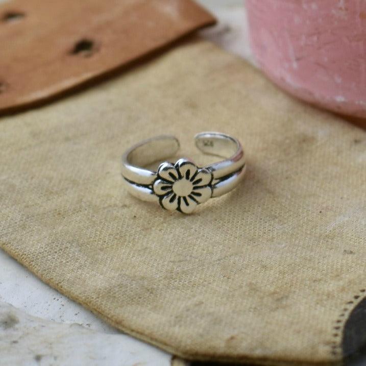 Demi Daisy .925 sterling silver flower toe ring