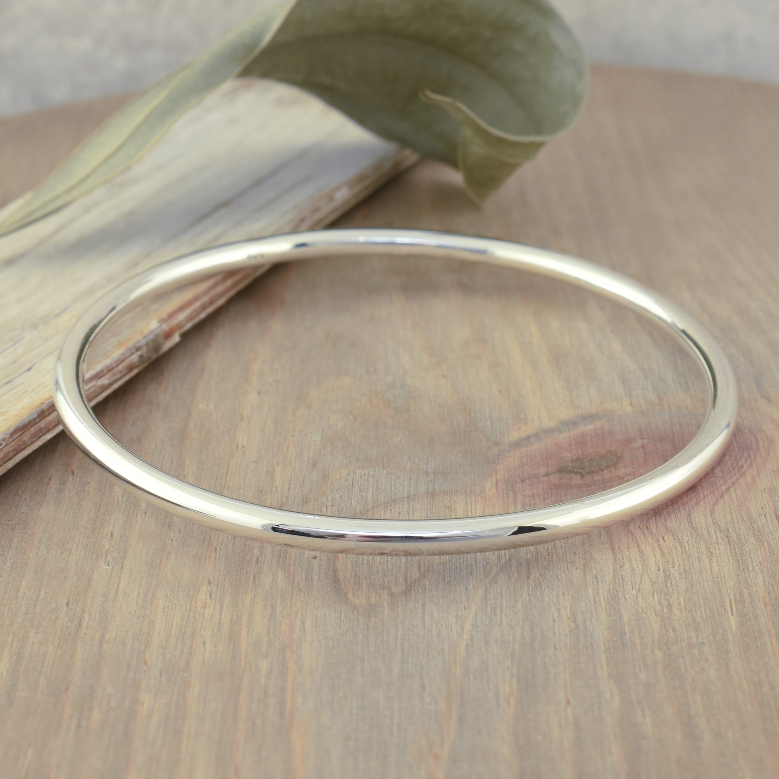 Minimalist style thin bangle bracelet